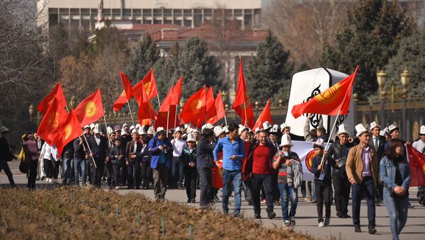Бишкектеги жаштардын калпак күнүнө карата жөө жүрүшү - Sputnik Кыргызстан