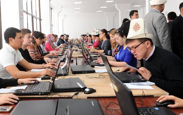 Работники ГРС занимающиеся оцифровкой текстовой информации по зданиям и сооружениям страны. - Sputnik Кыргызстан
