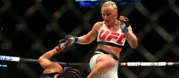 Тайбоксер из Кыргызстана Валентина Шевченко во время боя в рамках UFC 196 с представительницей Бразилии Амандой Нуньес - Sputnik Кыргызстан