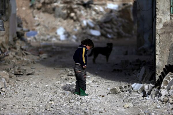 Мальчик среди разрушеных зданий в Дамаске. Архивное фото - Sputnik Кыргызстан