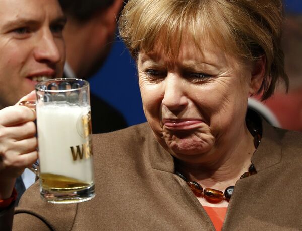 Германиянын канцлери Ангела Меркель Фолькмарзен шаарында партиялаштары менен жолугуп, сырадан ооз тийди - Sputnik Кыргызстан