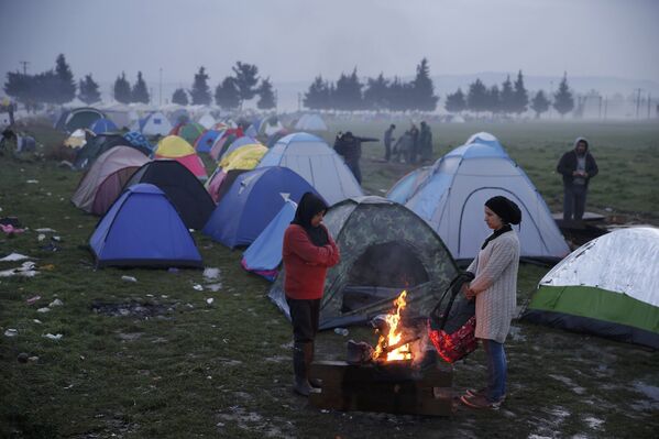 Греция менен Македониянын чек арасындагы Идомени пунктундагы мигранттар үчүн убактылуу лагерь - Sputnik Кыргызстан