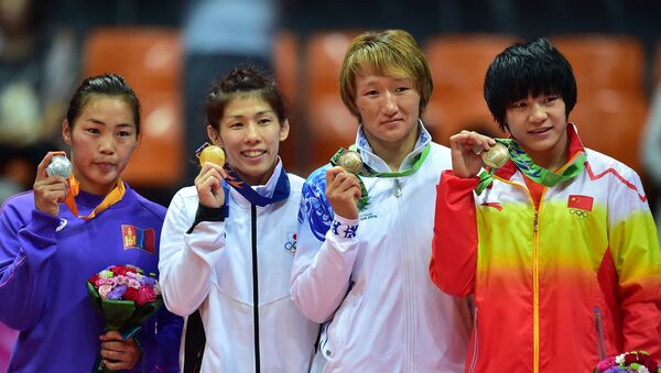 Борец из КР Айсулуу Тыныбекова(вторая справа) во время церемонии награждения в азиатских играх в Инчхоне - Sputnik Кыргызстан