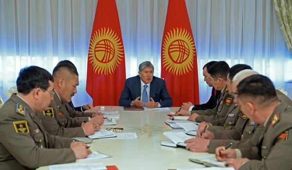 Президент Кыргызской Республики Алмазбек Атамбаев провел совещание с руководителями военных структур. - Sputnik Кыргызстан