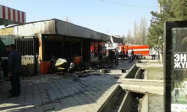 Сгоревший павильон фаст-фуда на на Орто-Сайском рынке - Sputnik Кыргызстан