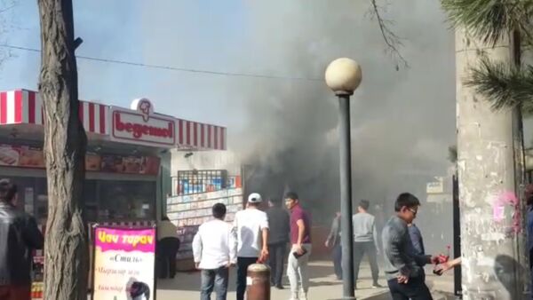 Клубы черного дыма в воздухе — пожар в павильоне на рынке Бишкека - Sputnik Кыргызстан