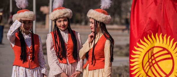Улуттук кийим кийген кыздар. Архив Улуттук кийим кийген кыздар. Архив - Sputnik Кыргызстан