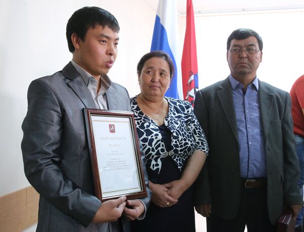 Кыргызстанец Марат Исаев с родителями на церемонии награждения мэром Москвы Сергеем Собяниным. Аривное фото - Sputnik Кыргызстан
