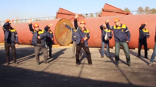 Массовый танец мужского коллектива Бишкектеплосети на 8 марта - Sputnik Кыргызстан