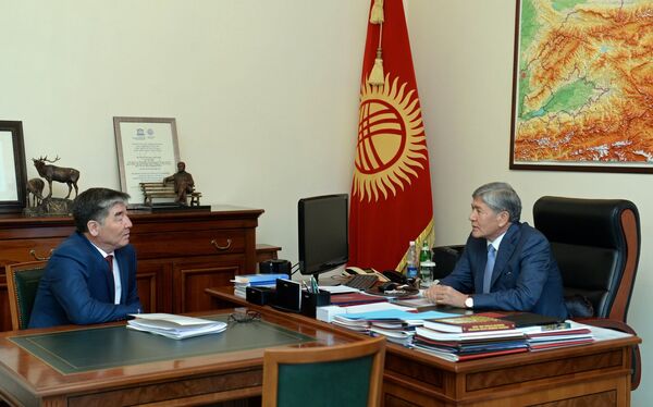 Президент Алмазбек Атамбаев во время встречи с министром сельского хозяйства и мелиорации Турдуназиром Бекбоевым - Sputnik Кыргызстан