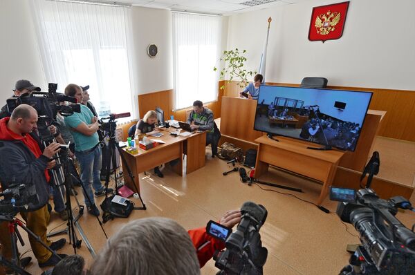 Журналисты смотрят на экране монитора трансляцию заседания по делу украинской летчицы Надежды Савченко. Архивное фото - Sputnik Кыргызстан