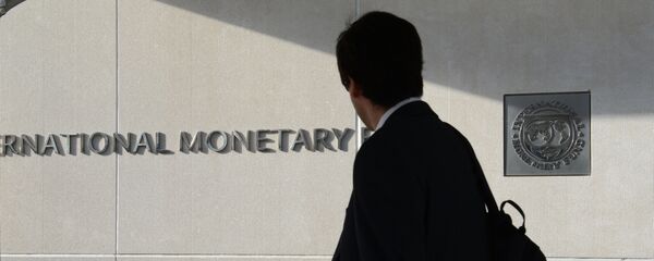 Мужчина у здания Международного валютного фонда. Архивное фото - Sputnik Кыргызстан