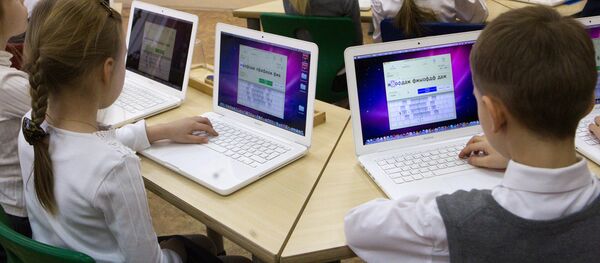 Школьники во время занятий. Архивное фото Школьники во время занятий. Архивное фото - Sputnik Кыргызстан