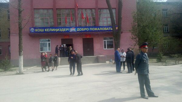 Столичная школа №42, где силовики с собаками ищут заложенную бомбу. - Sputnik Кыргызстан