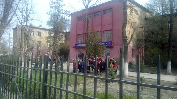 Столичная школа №42, где была информация о заложенной бомбе - Sputnik Кыргызстан