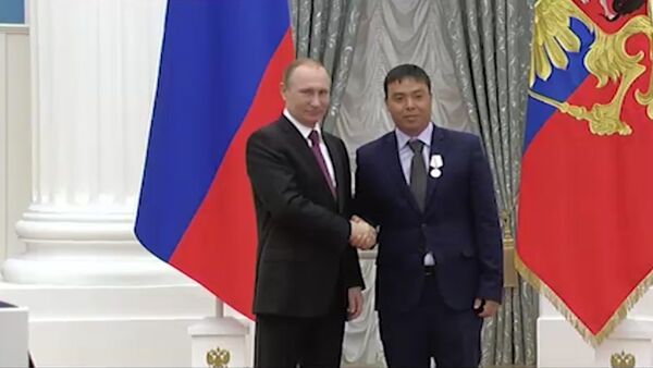 Россия президентинин колунан медаль алган  Исаев Путинге ыраазычылык б - Sputnik Кыргызстан