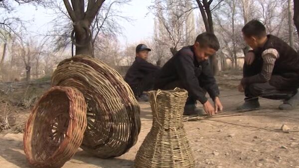 Мальчики в Баткене плетут корзины, чтобы купить тетради для школы - Sputnik Кыргызстан