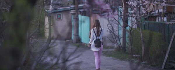 Көчөдө бараткан кыз, Архив - Sputnik Кыргызстан