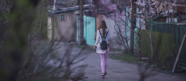 Көчөдө бараткан кыз, Архив - Sputnik Кыргызстан