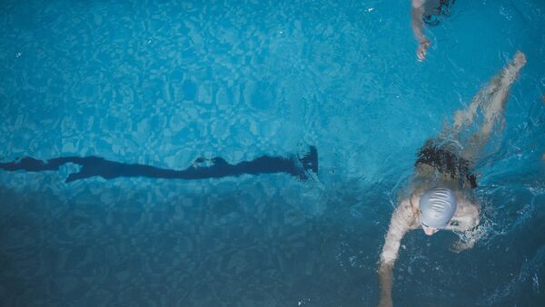Пловец в бассейне во время соревнований. Архивное фото - Sputnik Кыргызстан