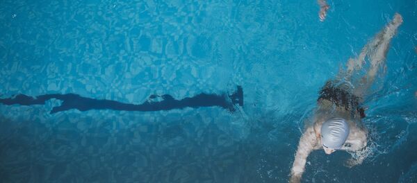 Пловец в бассейне во время соревнований. Архивное фото - Sputnik Кыргызстан