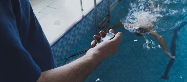 Сууда сүзүп жаткан бала. Архив Сууда сүзүп жаткан бала. Архив - Sputnik Кыргызстан