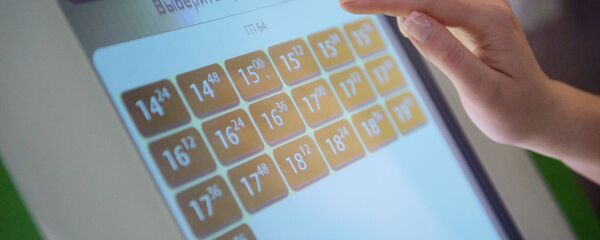 Пациентка выбирает дату и время приема к врачу в терминале электронной очереди. Архивное фото - Sputnik Кыргызстан