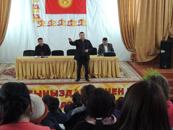 Полномочный представитель правительства Кыргызской Республики в Иссык-Кульской области Асхат Акибаев во время визита в Иссык-Кульский район - Sputnik Кыргызстан