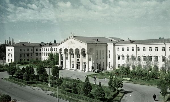 Бүрдөгөн бактарга орнгон Кыргыз Улуттук Университетинин башкы корпусу, 1980-жыл - Sputnik Кыргызстан