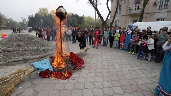 Сжигание чучела, пляски и песни — празднование Масленицы в Бишкеке - Sputnik Кыргызстан