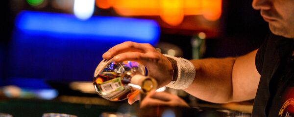 Ичимдик куюп жаткан бармен. Архив - Sputnik Кыргызстан