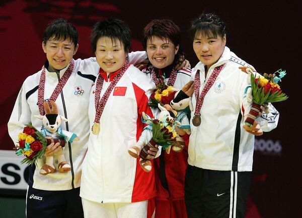 Мастер спорта международного класса по вольной борьбе, борьбе на поясах и самбо Яна Панова (третья слева) - Sputnik Кыргызстан