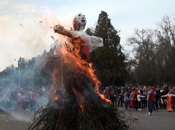 Сожжение чучела на праздновании масленицы в Кара-Балте - Sputnik Кыргызстан