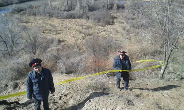 Сотрудники милиции, где предположительно нашли останки мамонта в Ак-Суйском районе Иссык-Кульской области - Sputnik Кыргызстан