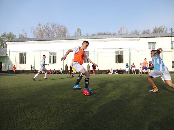 Сотрудники ГСИН во время игры в мини-футбол - Sputnik Кыргызстан
