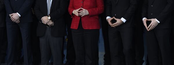 Германиянын канцлери Ангела Меркель гандбол боюнча курама команданын мүчөлөрү менен Берлин шаарында - Sputnik Кыргызстан