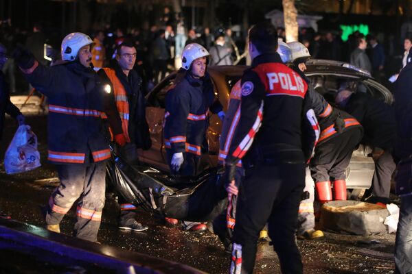 Спасатели на месте теракта на автобусной остановке рядом со сквером Гювен-парк в центре Анкары - Sputnik Кыргызстан