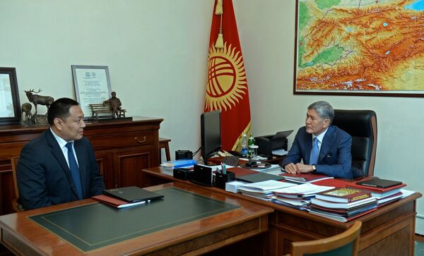 Президент Алмазбек Атамбаев во время встречи с директорм Антикоррупционной службы ГКНБ Уланом Исраиловым - Sputnik Кыргызстан