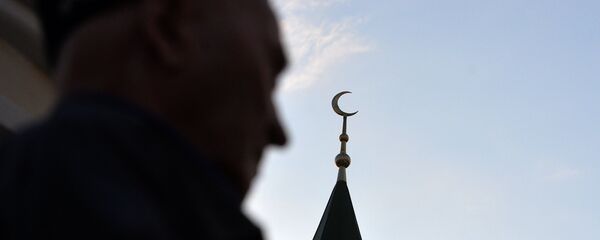 Верующие у мечети. Архивное фото Верующие у мечети. Архивное фото - Sputnik Кыргызстан