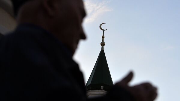 Верующий у мечети, архивное фото - Sputnik Кыргызстан