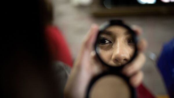 Девушка смотрится в зеркало. Архивное фото - Sputnik Кыргызстан