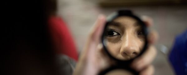Девушка с зеркалом - Sputnik Кыргызстан