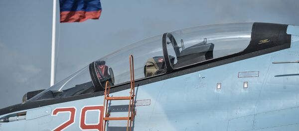 Истребитель Воздушно-космических сил РФ СУ-30 СМ готовится к вылету с авиабазы Хмеймим в сирийской провинции Латакия. Архивное фото - Sputnik Кыргызстан