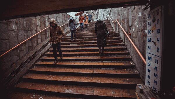 Горожане на подземной переходе во время дождя. Архивное фото - Sputnik Кыргызстан