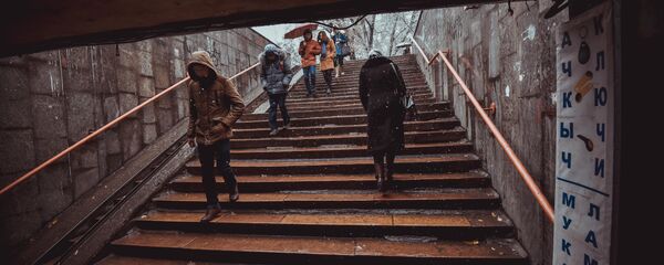 Горожане переходят по подземному переходу во время непогоды в Бишкеке. Архивное фото - Sputnik Кыргызстан