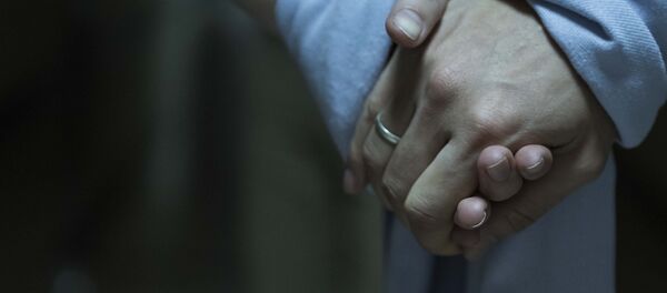 Молодожены держатся за руки. Архивное фото - Sputnik Кыргызстан