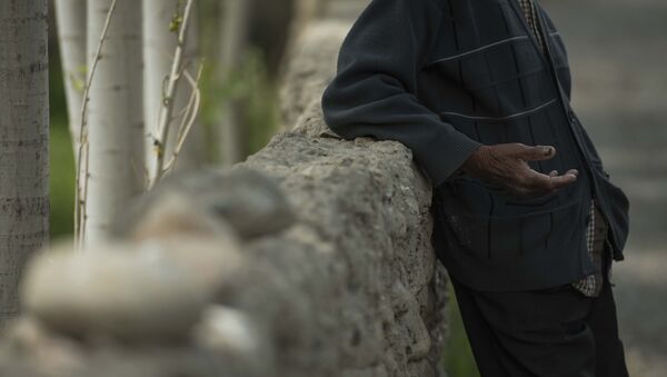 Мужчина в деревне у забора. Архивное фото - Sputnik Кыргызстан