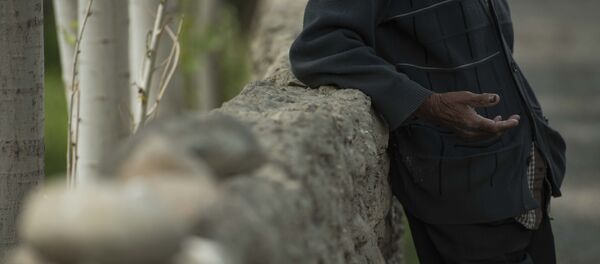 Мужчина в деревне у забора. Архивное фото - Sputnik Кыргызстан