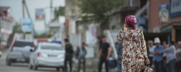 Женщина с пакетом на улице. Архивное фото - Sputnik Кыргызстан