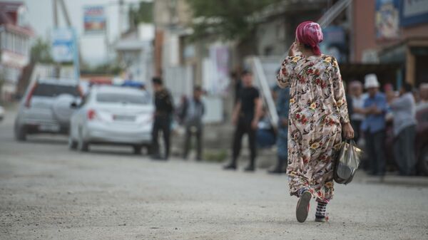 Женщина с пакетом на улице. Архивное фото - Sputnik Кыргызстан